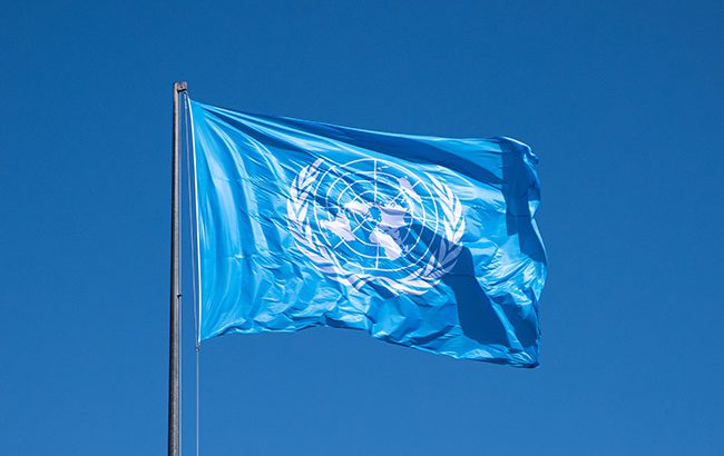 Bandeira da ONU em evento sobre o tratado global contra a poluição plástica.